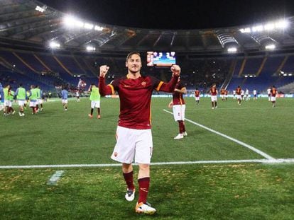 Francesco Totti celebra la victoria de la Roma ante el Torino.