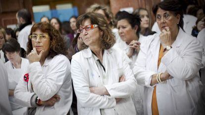 Trabajadores del hospital barcelonés del Vall d'Hebron durante una protesta por los recortes en la sanidad catalana.
