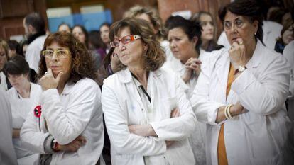 Trabajadores del hospital barcelon&eacute;s del Vall d&#039;Hebron durante una protesta por los recortes en la sanidad catalana.