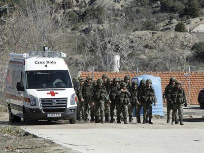 Una ambulancia entra en la Academia de Hoyo de Manzanares tras la explosi&oacute;n que mat&oacute; a cinco artificieros en febrero de 2011.