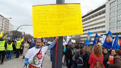 El profesor Bernardino Andrade, en la manifestación de Lisboa el sábado 11 de febrero de 2023.