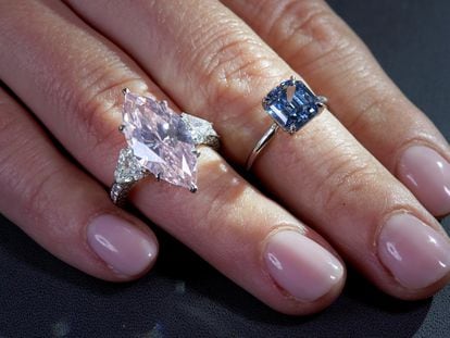 Un diamante rosa tallado en forma de marquesa de siete quilates y un diamante azul con talla escalonada de 3,01 quilates, en una  presentación en Sotheby's en Ginebra en junio de 2020.