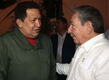 El presidente cubano, Raúl Castro (d), recibe a su homólogo venezolano Hugo Chávez a su llegada el 5 de junio a La Habana.