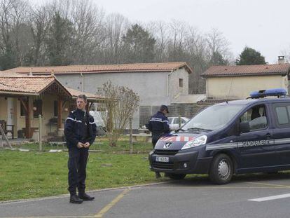 Gendarmes permanecen junto a la casa en la que fueron hallados cinco cad&aacute;veres de b&eacute;b&eacute;s congelados, este viernes.