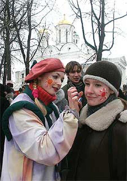 Jóvenes de Yaroslavl se pintan la cara durante el pasado Carnaval.