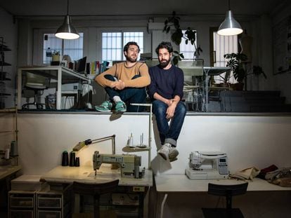 El arquitecto Valerio Canals (izquierda) y el diseñador Moisés Nieto posan en el taller de su firma Dos Studio en Carabanchel.