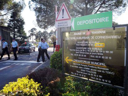 Miembros de la policía hacen guardia a la entrada del cementerio de Cornebarrieu, en los suburbios de Toulouse, donde fue enterrado el terrorista Mohamed Merah.