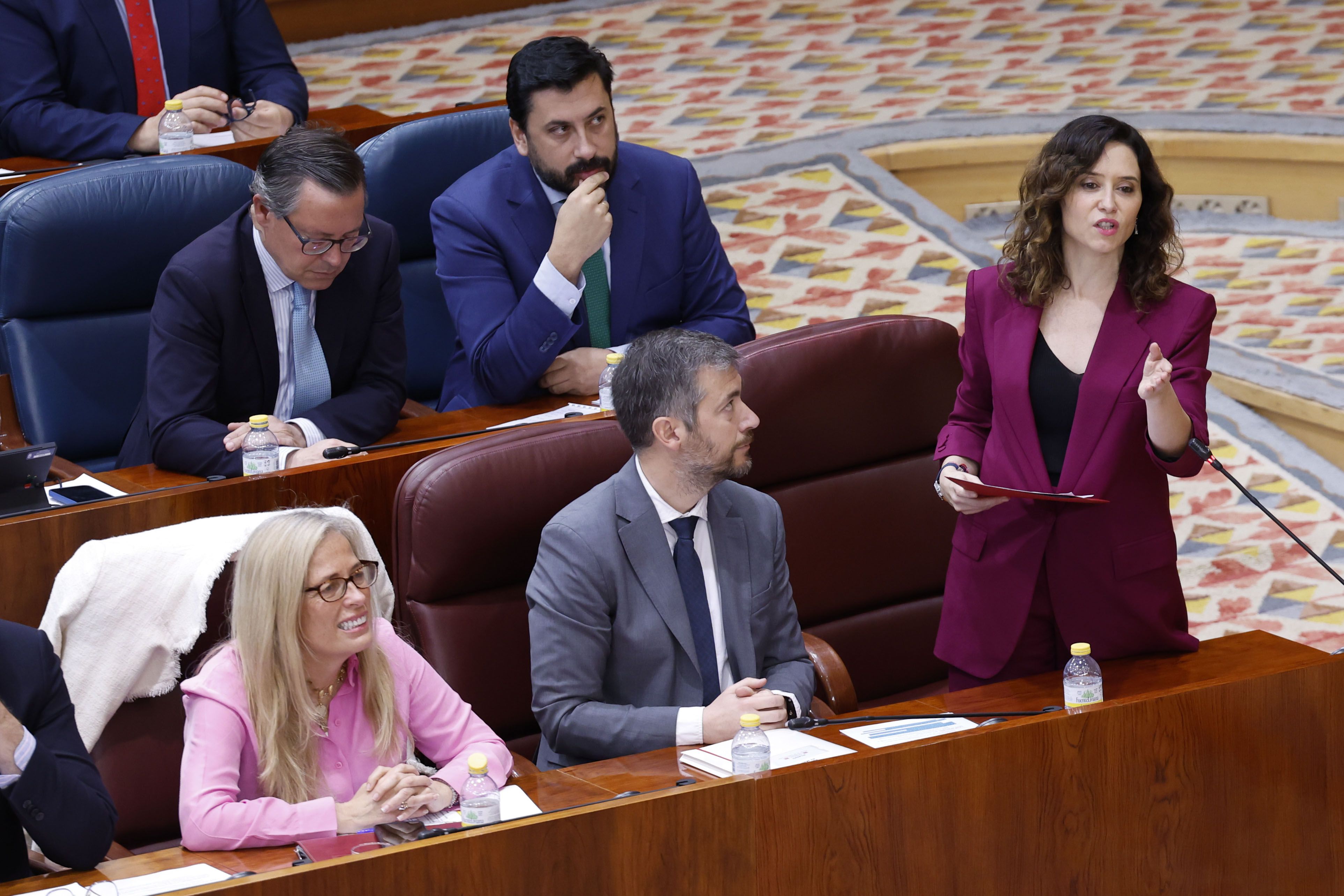 MADRID, 21/03/2024.- La presidenta de la Comunidad de Madrid, Isabel Díaz Ayuso (d), interviene en el pleno de la Asamblea de Madrid, este jueves. EFE/ Javier Lizón
