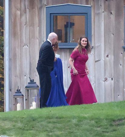 Melinda Gates arrives at the ceremony accompanied by other guests.