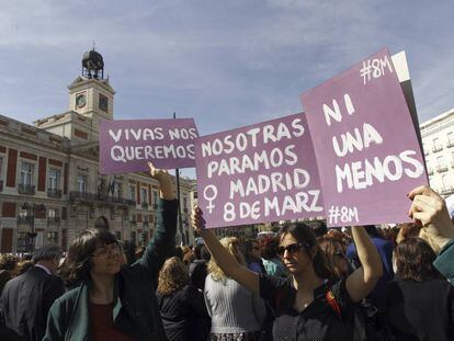 Carteles con motivo del Día Internacional de la Mujer en la Puerta del Sol, este miércoles a mediodía.