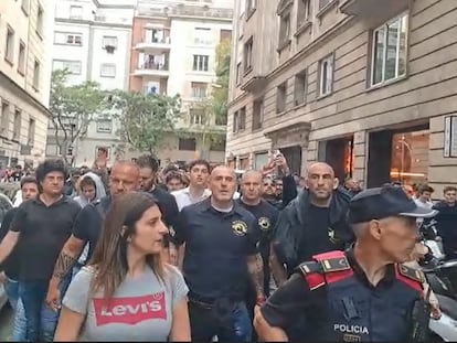 Daniel Esteve, el líder de Desokupa, en el centro, el jueves en la protesta del barrio de la Bonanova de Barcelona.