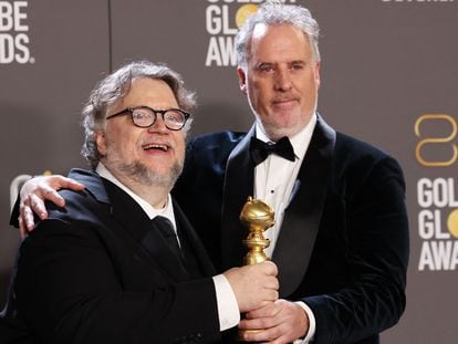 Guillermo del Toro y Mark Gustafson con su premio a Mejor Película Animada, en la ceremonia de los Globos de Oro, este martes.