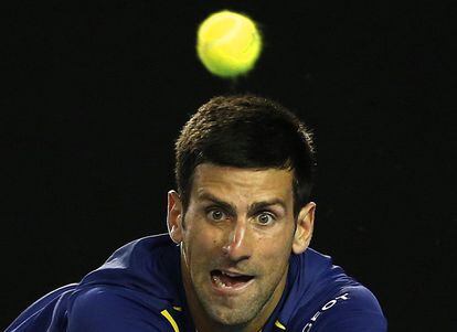 La mirada de Djokovic durante el partido contra Federer.