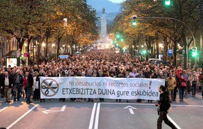 Manifestaci&oacute;n contra los desahucios y los recortes sociales celebrada ayer  
 en Bilbao. 