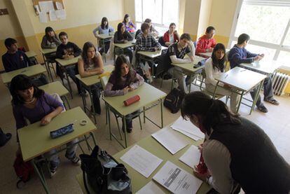 Alumnos del instituto Isabel la Católica, durante un examen.
