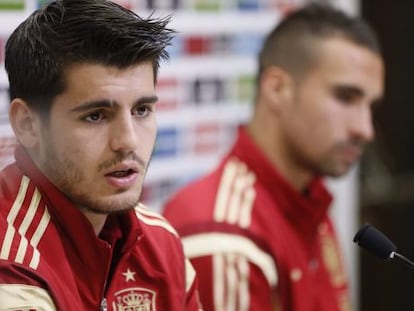 Morata y Asenjo comparecen en la concentraci&oacute;n de la selecci&oacute;n.