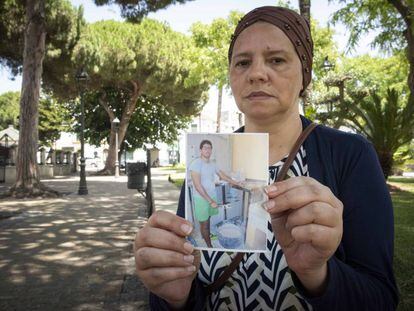 Khadija muestra una foto de su hijo Ilias, muerto en el centro de menores de Tierras Oria (Almería).