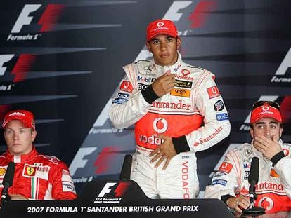 Kimi Raikkonen, Lewis Hamilton y Fernando Alonso (de izquierda a derecha), en la conferencia de prensa.
