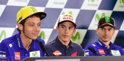 Valentino Rossi (i), Marc Marquez (c) y Jorge Lorenzo en la rueda de prensa previa al GP de Arag&oacute;n.