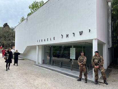 Soldados italianos resguardan el pabellón de Israel en la Bienal de Venecia, este martes.