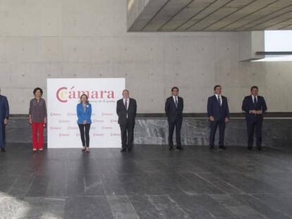 José Vicente Morata, presidente de la Cámara de Valencia; Fernando Abril-Martorell, presidente de Indra; Ignacio Sánchez Galán, presidente de Iberdorla; Ana Botín, presidenta de Santander; Nadia Calviño, vicepresidenta tercera y ministra de Asuntos Económicos y Transformación Digital; Luis Bonet, presidente de la Cámara de España, José María Álvarez-Pallete, presidente de Telefónica; Carlos Torres, presidente de BBVA; y Gerardo Cuerva, presidente de la Cámara de Granada.