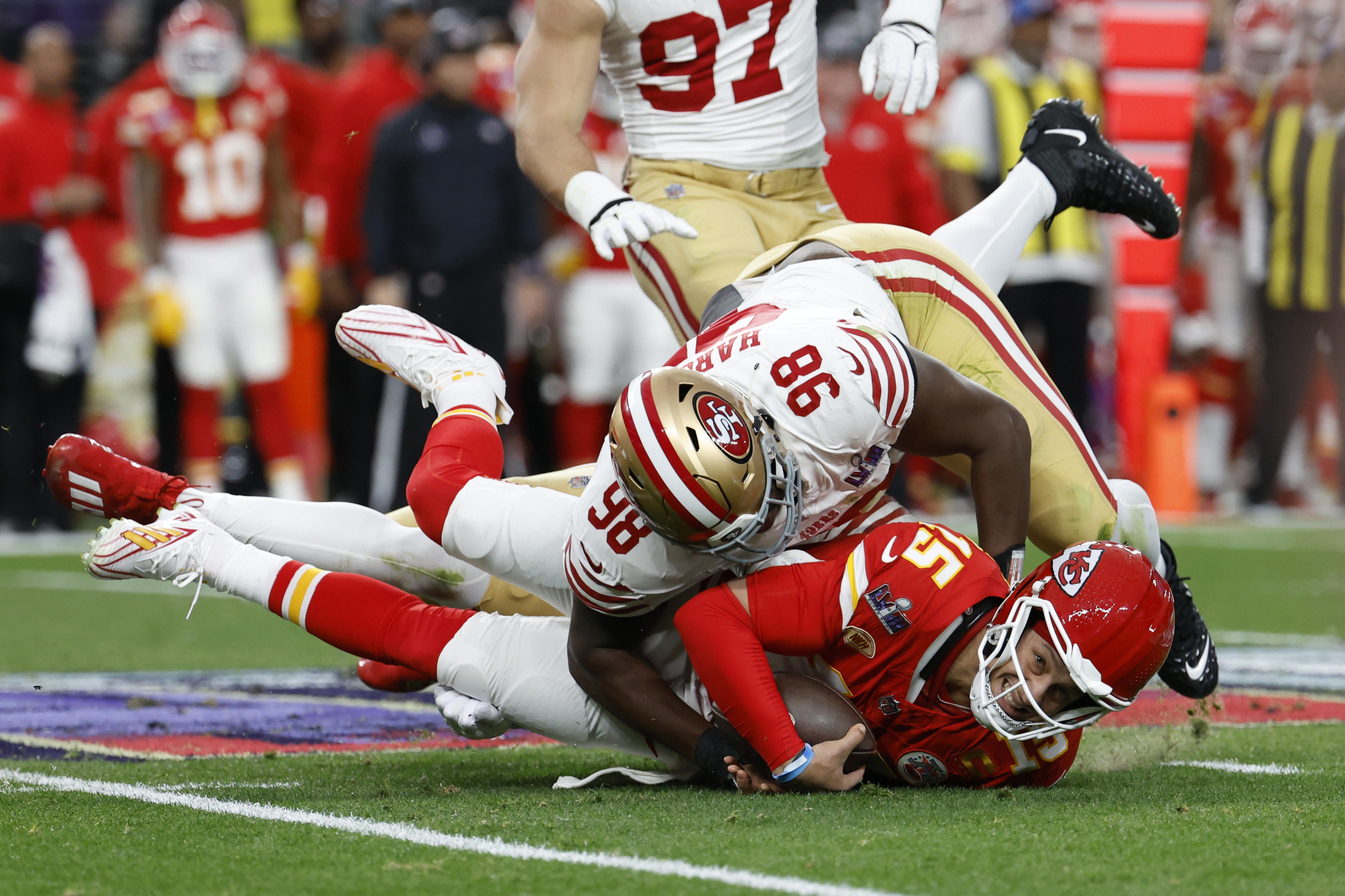 Las Vegas (United States), 12/02/2024.- San Francisco 49ers defensive lineman Javon Hargrave (L) tackles Kansas City Chiefs quarterback Patrick Mahomes (R) during the first half of Super Bowl LVIII between the Kansas City Chiefs and the San Fransisco 49ers at Allegiant Stadium in Las Vegas, Nevada, USA, 11 February 2024. The Super Bowl is the annual championship game of the NFL between the AFC Champion and the NFC Champion and has been held every year since 1967. EFE/EPA/JOHN G. MABANGLO
