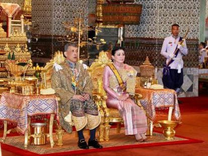 Bajo el nombre de Rama X, el monarca se ha convertido este sábado en un semidiós ante el que todos sus súbditos, incluida su esposa, deben postrarse