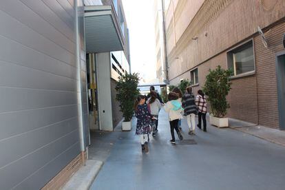 "Antes de comer, los niños tienen un rato para jugar en el recinto".