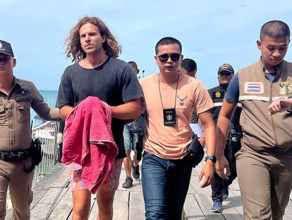Daniel Sancho con la policía tailandesa este lunes, a su llegada a un puerto antes de acudir a los tribunales de la isla Samui, en el sur de Tailandia.