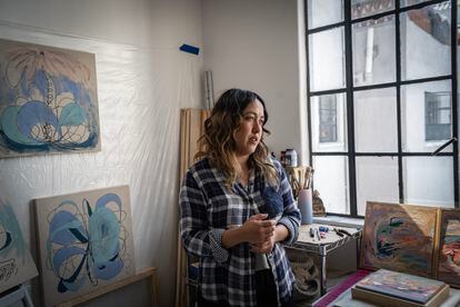 La artista Ileana Magoda en su estudio en la colonia San Rafael.
