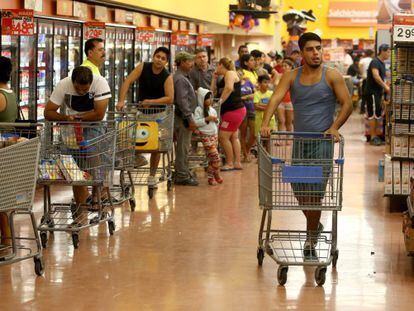 Habitants de Puerto Vallarta fan compres d'emergència.