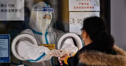 Una mujer, a punto de hacerse un test del Covid, en Shanghái, el 8 de diciembre.