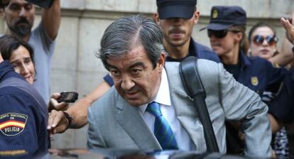 Francisco Álvarez-Cascos sale de declarar ante el juez Pablo Ruz en la Audiencia Nacional, el pasado agosto.