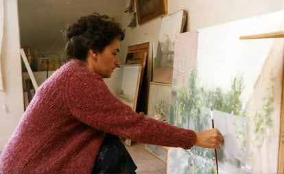 María Moreno, pintando en su estudio en una imagen si datar.