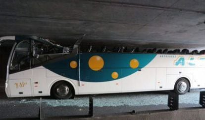 Imagen del estado del autobús tras el accidente.
