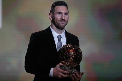 El jugador del Barça Leo Messi rep la seva sisena Pilota d'Or, en una gala organitzada per la revista 'France Football' al Teatre Chatelet de París.