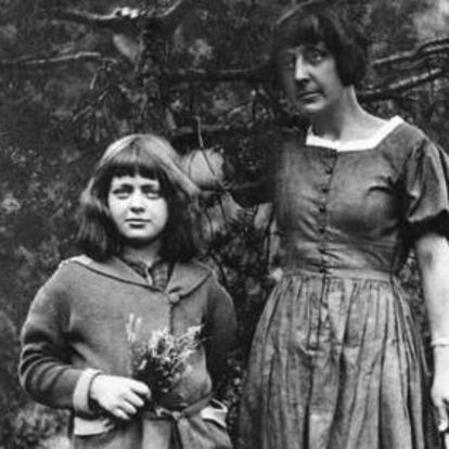 La poeta Marina Tsvetáieva i las eva filla Ariadna Efron, a Praga el 1924.