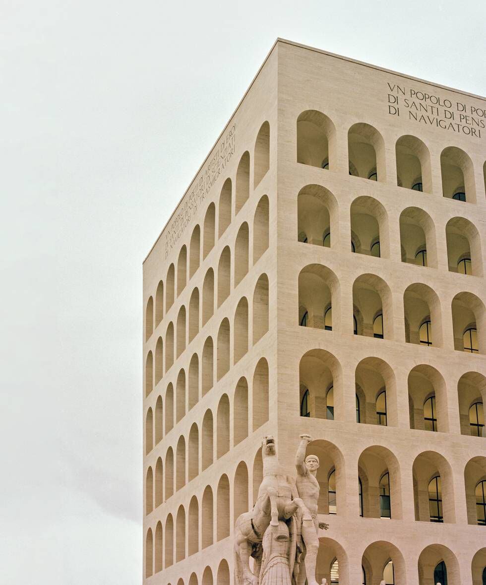 La imponente fachada del edificio, que domina el barrio romano de Eur.