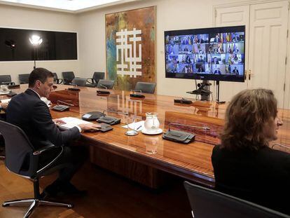 El presidente del Gobierno, Pedro Sánchez, se reúne por videoconferencia con los presidentes autonómicos este domingo.