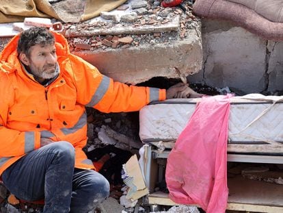 Un hombre sujetaba el martes la mano de su hija, aplastada por los escombros que dejó el terremoto en la localidad de Kahramanmaras (Turquía).
