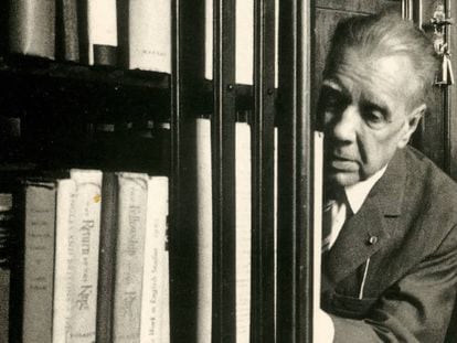 Borges, en su biblioteca.