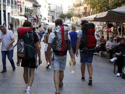 Turistas por el centro de Madrid que presuntamente se alojan en pisos turísticos.