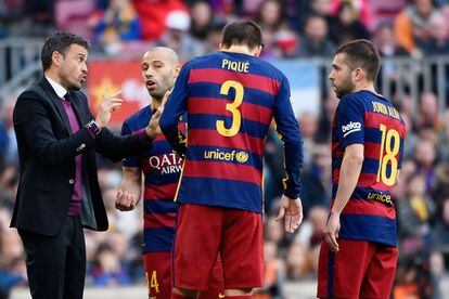 L'entrenador del Barça, Luis Enrique, dóna instruccions a la banda.