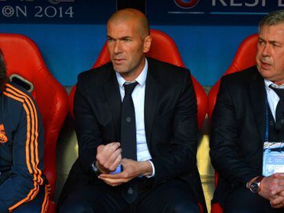 Zinedine Zidane, en el centro, en el banquillo del Real Madrid en un partido de Champions League.