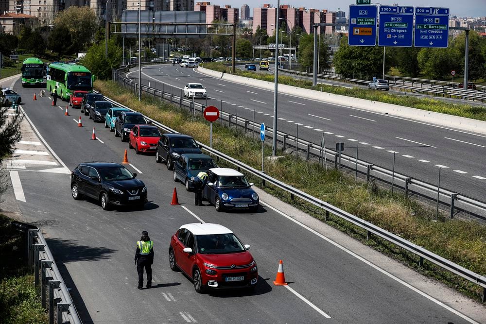 Control de la Policía Municipal de Madrid en la salida de la A-3 durante la pasada Semana Santa.