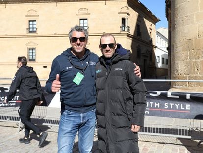Valverde, a derecha, junto a Momparler, organizador de la Clásica jaén, el lunes, en Úbeda.