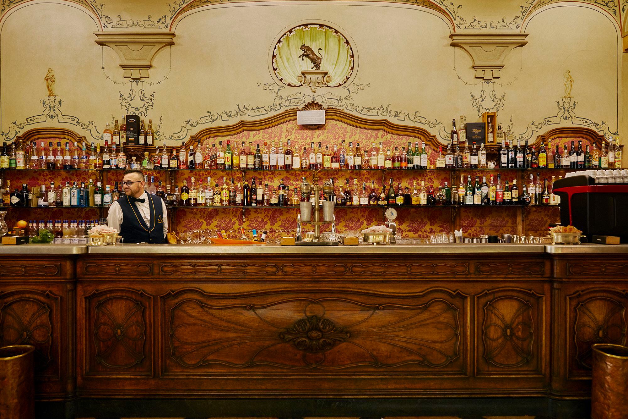 Barra del Caffè Torino, bar inaugurado en Turín en 1907. 