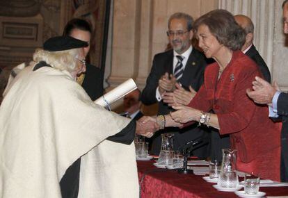 El sacerdote Ernesto Cardenal recibe el premio Reina Sof&iacute;a de Poes&iacute;a Iberoamericana de manos de la reina espa&ntilde;ola.
