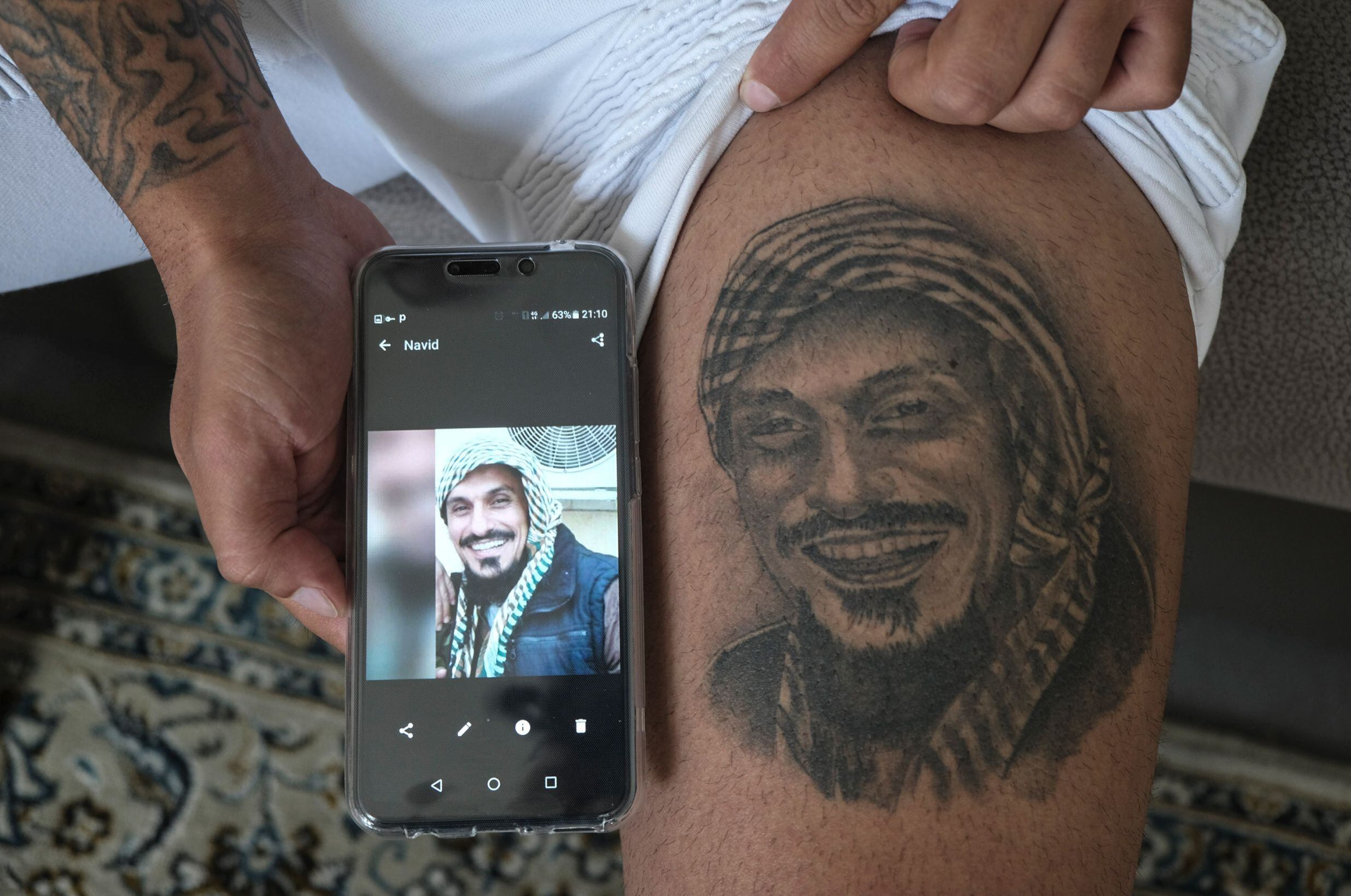 Alfredo Cordero muestra en su casa de Madrid y en el verano de 2019 la última imagen que le envió su difunto hermano, Navid Sanati, y que se tatuó en el muslo izquierdo.