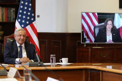 El presidente de México, Andrés Manuel López Obrador, habla por videoconferencia con la vicepresidenta de Estados Unidos, Kamala Harris, en una reunión virtual el pasado 7 de mayo.